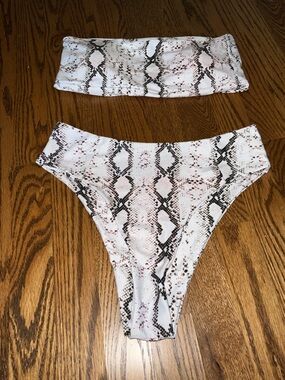 NWOT Women’s Bikini size Medium